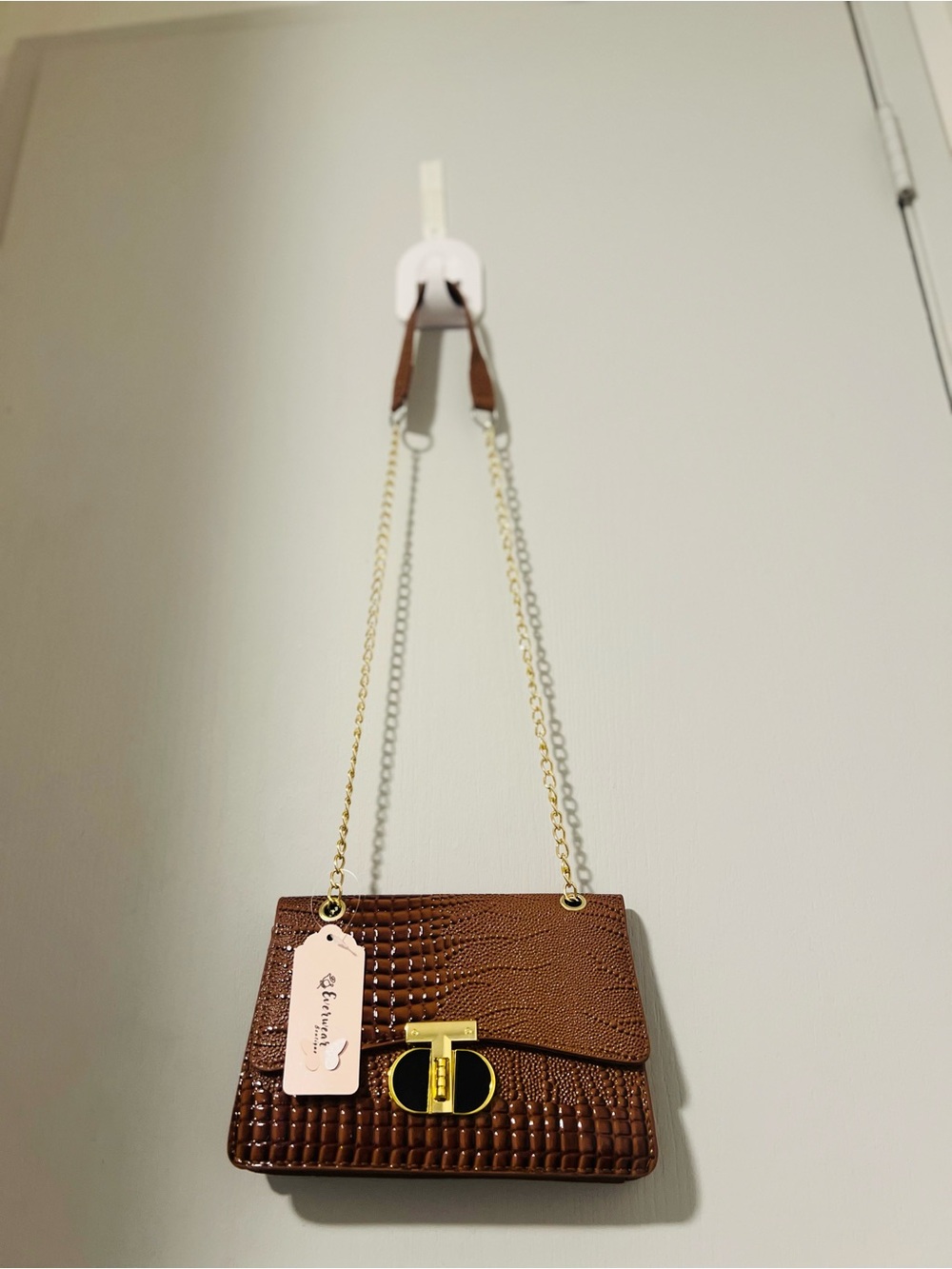 🆕 Brown Croc-Embossed Shoulder Bag with Gold Chain